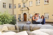 Brunnen vor der Alten Akademie mit Studenten